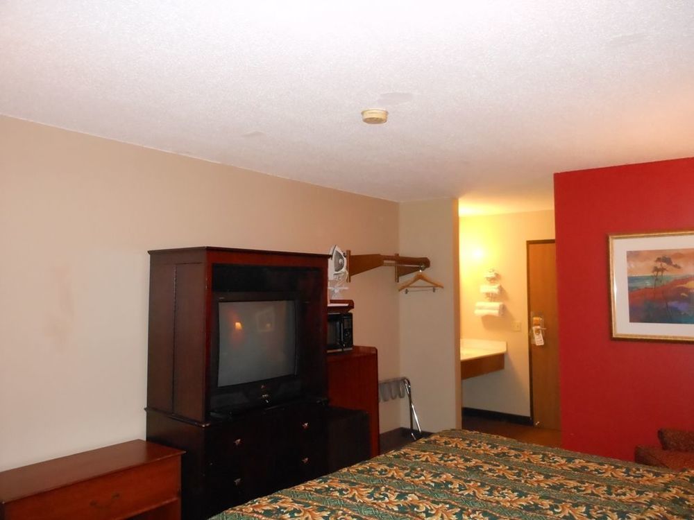 Super 8 By Wyndham Chisago City Room photo