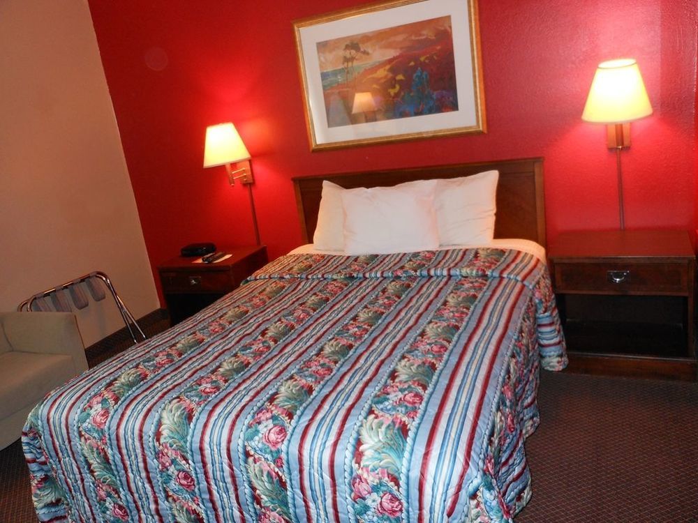Super 8 By Wyndham Chisago City Room photo