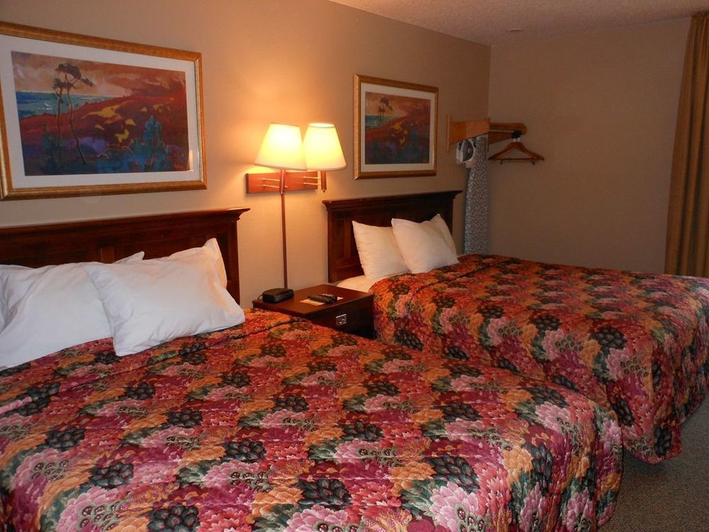 Super 8 By Wyndham Chisago City Room photo