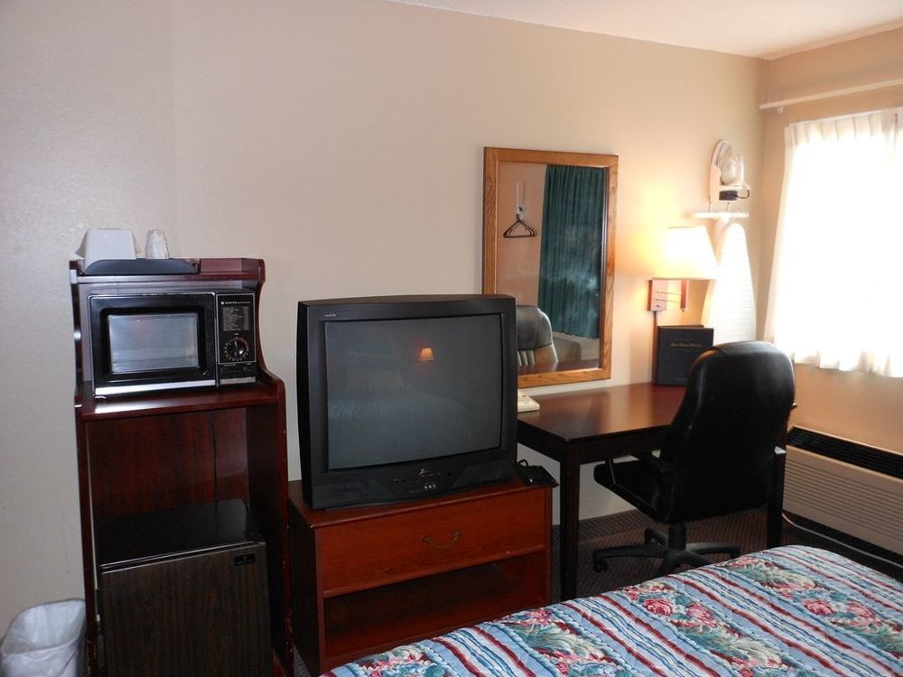 Super 8 By Wyndham Chisago City Room photo
